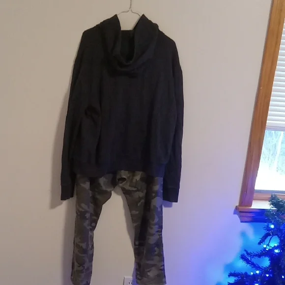 Aeropostale Hoodie and Camouflage Pants Set - Picture 3 of 4